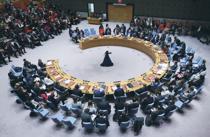  El Consejo de Seguridad de la ONU se reunió el mes pasado antes de votar una resolución que exigía un alto el fuego inmediato en Gaza durante el Ramadán que condujera a un alto el fuego permanente y sostenible, así como la liberación inmediata e incondicional de todos los rehenes. La resolución fue (photo credit: Andrew Kelly/Reuters)