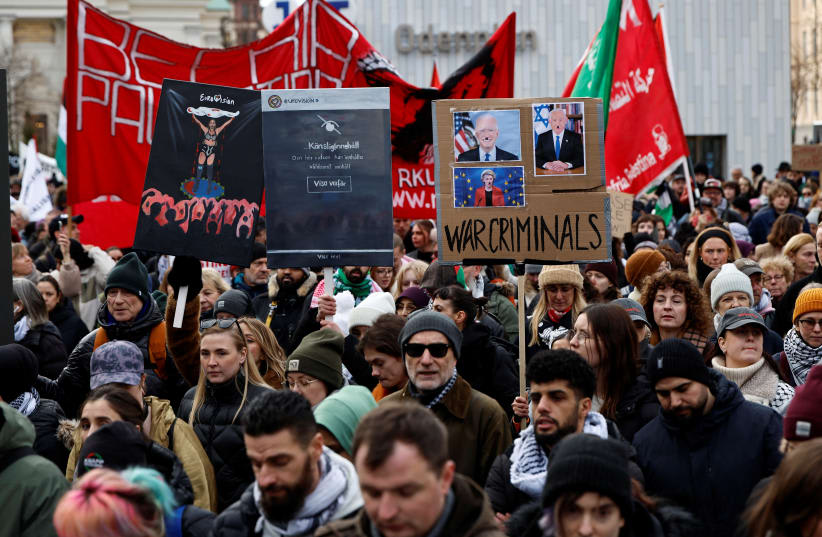  Manifestantes participan en una manifestación organizada por "Juntos por Palestina" para exigir el alto el fuego y excluir a Israel del Festival de Eurovisión, en Estocolmo, Suecia, el 17 de febrero de 2024. (photo credit: VIA REUTERS)