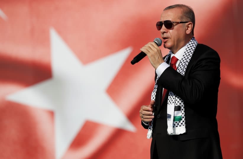  El presidente turco, Tayyip Erdogan, pronuncia un discurso durante una protesta contra los recientes asesinatos de manifestantes palestinos en la frontera entre Gaza e Israel y el traslado de la embajada estadounidense a Jerusalén, en Estambul, Turquía, 18 de mayo de 2018. (photo credit: MURAD SEZER/REUTERS)