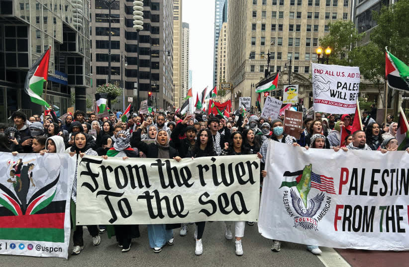  Una PROTESTA tiene lugar en Chicago el pasado mes de octubre. El terrorífico cántico "Del río al mar" demuestra una visión de la destrucción total del Israel democrático y de sus habitantes, afirma el escritor. (photo credit: ERIC COX/REUTERS)