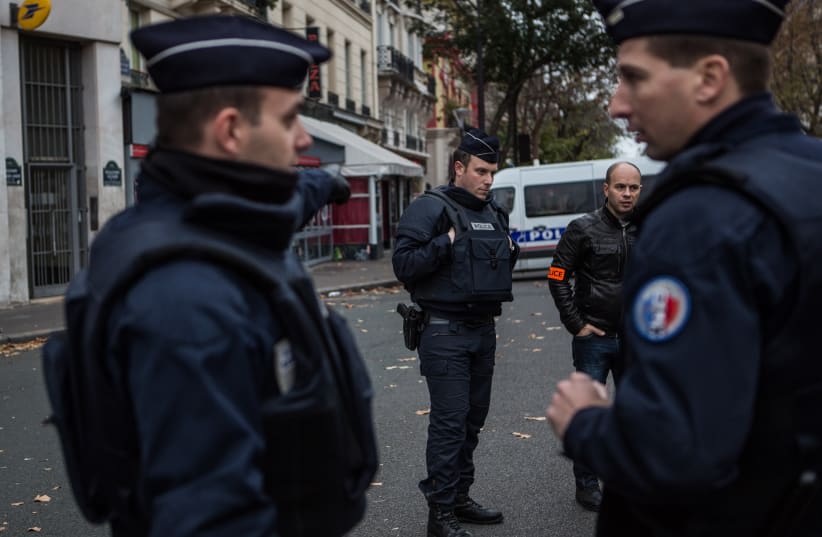  Agentes de la policía francesa montan guardia en el distrito 11 de París, Francia, el 14 de noviembre de 2015. Fotografía de Laurence Geai/Flash90 (photo credit: Laurence Geai/Flash90)