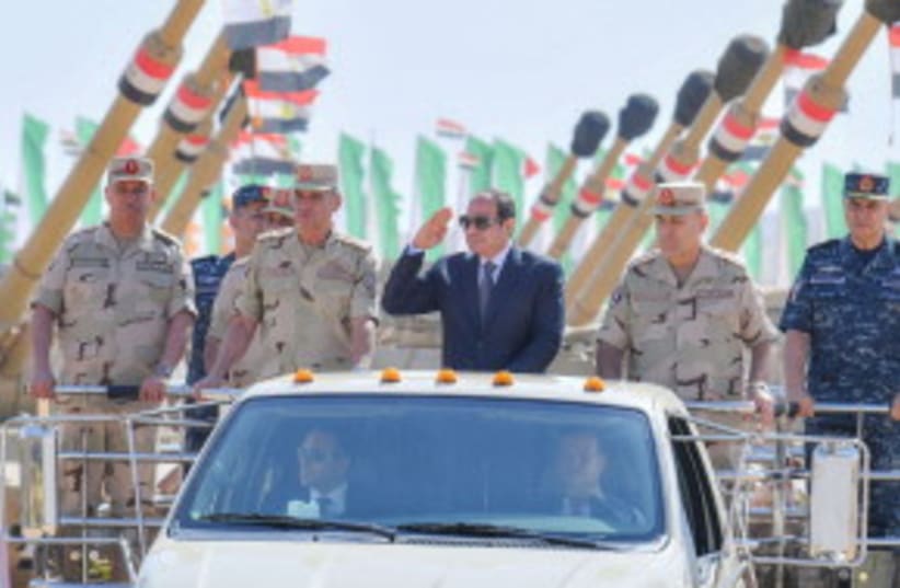 El presidente egipcio, Abdel Fattah al-Sisi, inspecciona las unidades militares egipcias en Suez, mientras declara a los medios de comunicación en su discurso que El Cairo está desempeñando un papel muy positivo en la desescalada de la crisis de Gaza, Egipto, 25 de octubre de 2023. (photo credit: THE EGYPTIAN PRESIDENCY/HANDOUT VIA REUTERS)