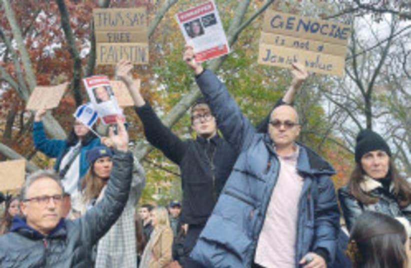 Judíos PRO-ISRAEL Y anti-ISRAEL protagonizan un enfrentamiento en el campus de la Universidad de Michigan, durante el Fin de Semana de Padres y Familias, el mes pasado. (photo credit: ELI PLOTKIN)