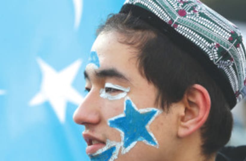 Un hombre de la etnia musulmana uigur de China. Recientemente se celebró en Nueva York una mesa redonda interreligiosa sobre las violaciones de derechos humanos cometidas por el gobierno chino contra los uigures. (photo credit: MURAD SEZER/REUTERS)