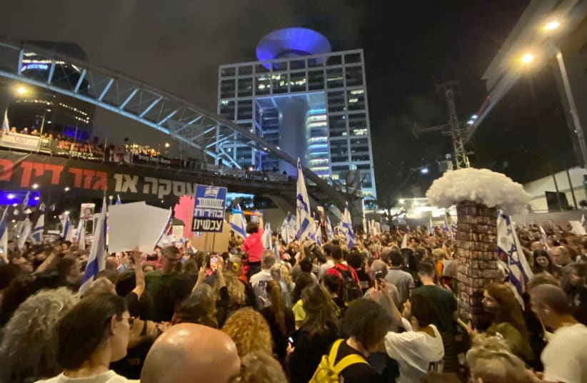 Protesters block Ayalon Highway, demanding elections and hostage deal