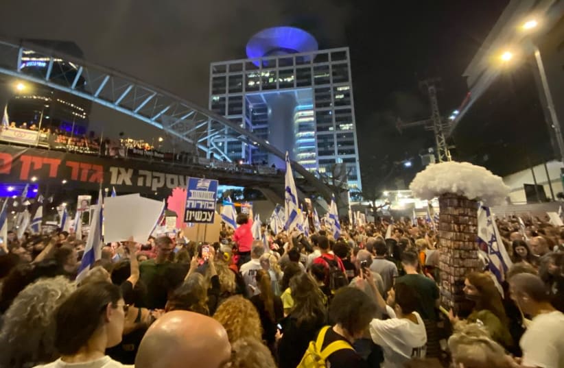  Manifestantes se concentran en la calle Kaplan de Tel Aviv para pedir elecciones y la liberación de los rehenes, 27 de abril de 2024. (photo credit: Via Maariv)