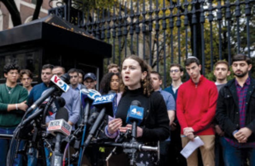 Jessie Brenner, estudiante de la Universidad de Columbia, habla en una rueda de prensa en la que pide a la administración de la universidad que apoye a los estudiantes que se enfrentan al antisemitismo, en Nueva York, el 30 de octubre. (photo credit: JEENAH MOON/REUTERS)