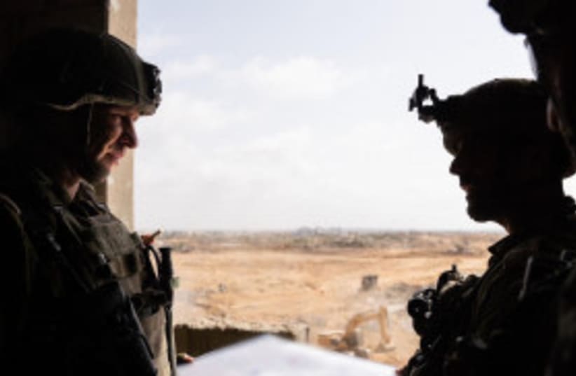 Soldados de las FDI operan en la Franja de Gaza, abril de 2024. (photo credit: IDF SPOKESPERSON'S UNIT)