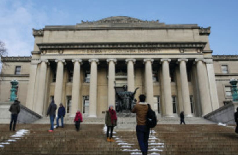 Estudiantes caminan frente a la Biblioteca de la Universidad de Columbia en Nueva York. (photo credit: REUTERS)