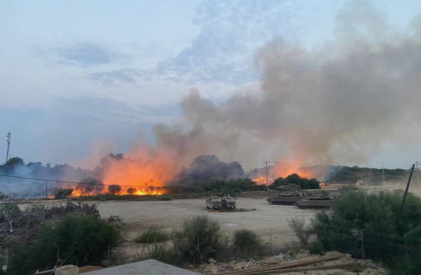  Incendios durante la guerra entre Israel y Hamás. (photo credit: IDF SPOKESPERSON UNIT)