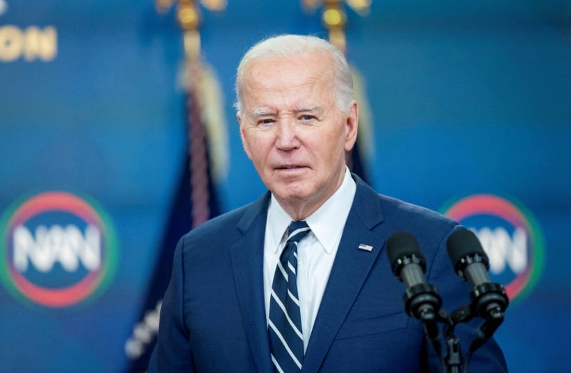  El presidente de EE.UU., Joe Biden, pronuncia un discurso virtual durante la Convención de la Red de Acción Nacional desde el Auditorio South Court del Edificio de Oficinas Ejecutivas Eisenhower en la Casa Blanca en Washington, EE.UU., el 12 de abril de 2024. (photo credit: REUTERS/BONNIE CASH)