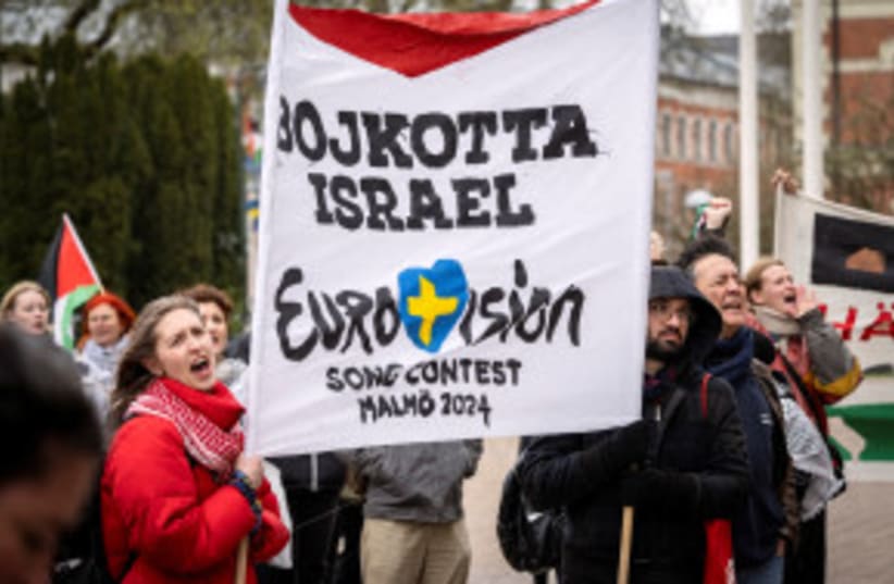 Manifestantes sostienen pancarta contra la participación de Israel en Eurovisión en Malmö, Suecia. (photo credit: Johan NilssonTT News Agency/via REUTERS)