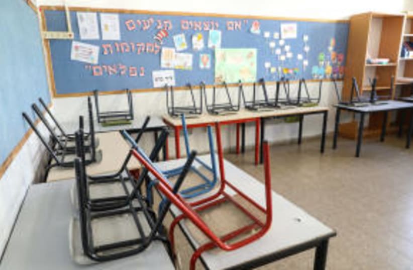 Aula de una escuela vacía en Beit Hakerem, Jerusalem. (photo credit: MARC ISRAEL SELLEM/THE JERUSALEM POST)