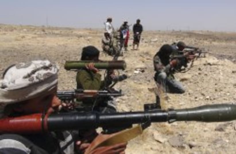 Sucesores del Movimiento del Sur toman posiciones en la zona de Yabal al-Ierr, en la provincia meridional yemení de Lahej, mientras se preparan para asegurar la zona frente a los chiíes houthíes, 7 de marzo de 2015. (photo credit:  REUTERS/Stringer)