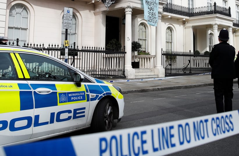  Agentes de policía británicos vigilan la escena del crimen (photo credit: REUTERS/PETER NICHOLLS)
