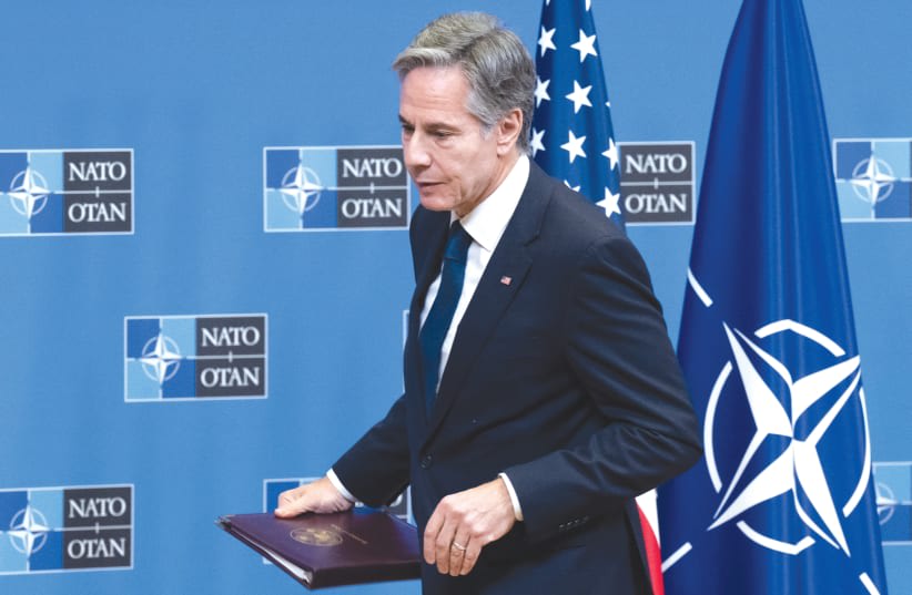  El SECRETARIO de Estado de EEUU, Antony Blinken, se marcha tras una rueda de prensa en una reunión de ministros de Asuntos Exteriores de la OTAN en Bruselas, en noviembre. (photo credit: SAUL LOEB/REUTERS)