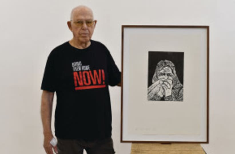 YEHUDA GRANIT con una de sus obras de 'La guerra se excita'. Subido el 1/5/2024 (photo credit: Rutie Stern)