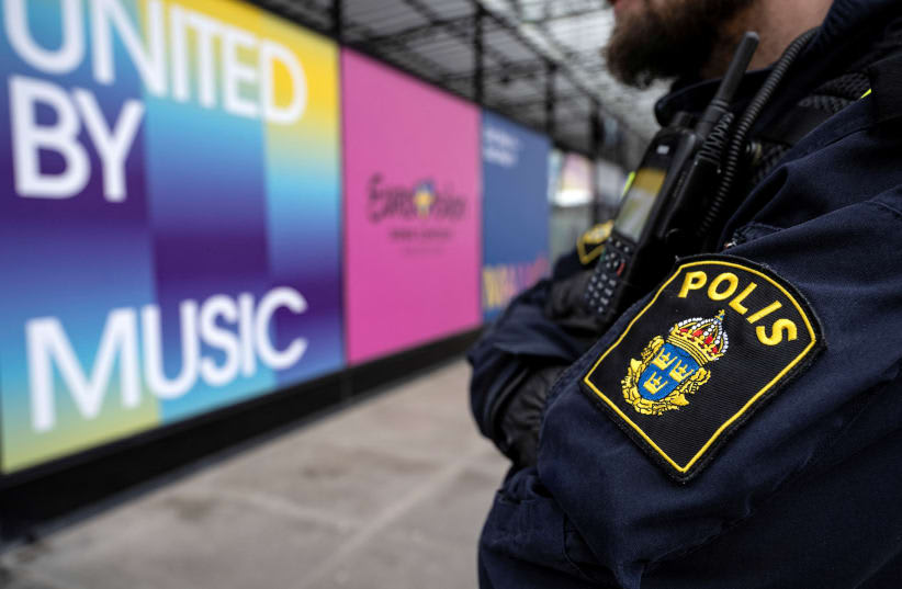  Guardia policial en el exterior del Malmo Arena antes de Eurovisión en Malmo, Suecia. 26 de abril de 2024. (photo credit: News Agency/Johan Nilsson via REUTERS)