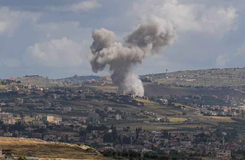  Se levanta humo tras un ataque aéreo israelí en el sur del Líbano, visto desde el lado israelí de la frontera, 5 de mayo de 2024. (photo credit: AYAL MARGOLIN/FLASH90)