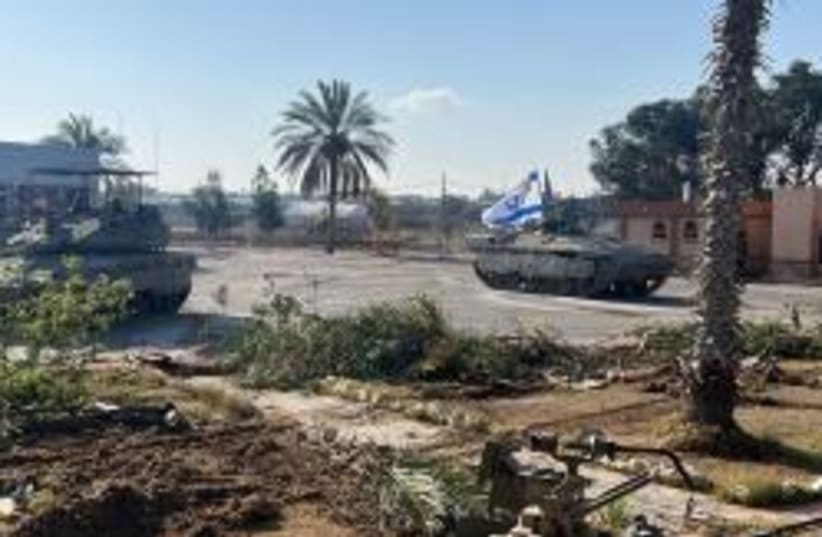 Tanques de las FDI entran en el lado palestino del paso fronterizo de Rafah. 7 de mayo de 2024. (photo credit: IDF SPOKESPERSON'S UNIT)