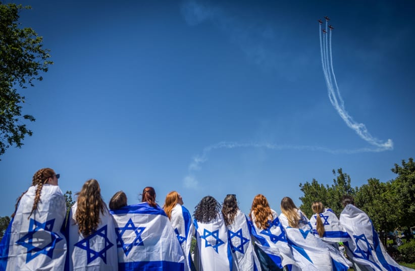  People watch the military airshow as part of Israel's 75th Independence Day celebrations, in Saker Park, Jerusalem, April 26, 2023.  (photo credit: YONATAN SINDEL/FLASH90)