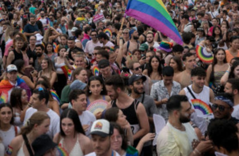  Miles de personas participan en el desfile anual del Orgullo Gay en Tel Aviv, el 8 de junio de 2023. (photo credit: MIRIAM ALSTER/FLASH90)