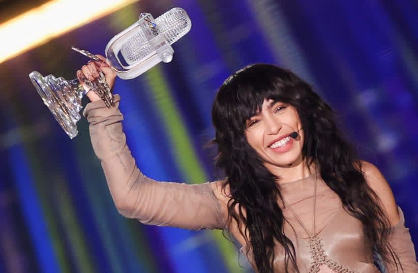  Loreen, de Suecia, sostiene su trofeo tras ganar el Festival de Eurovisión 2023, en Liverpool, Gran Bretaña, el 14 de mayo de 2023. Subido el 11/5/2024 (photo credit: REUTERS/PHIL NOBLE)