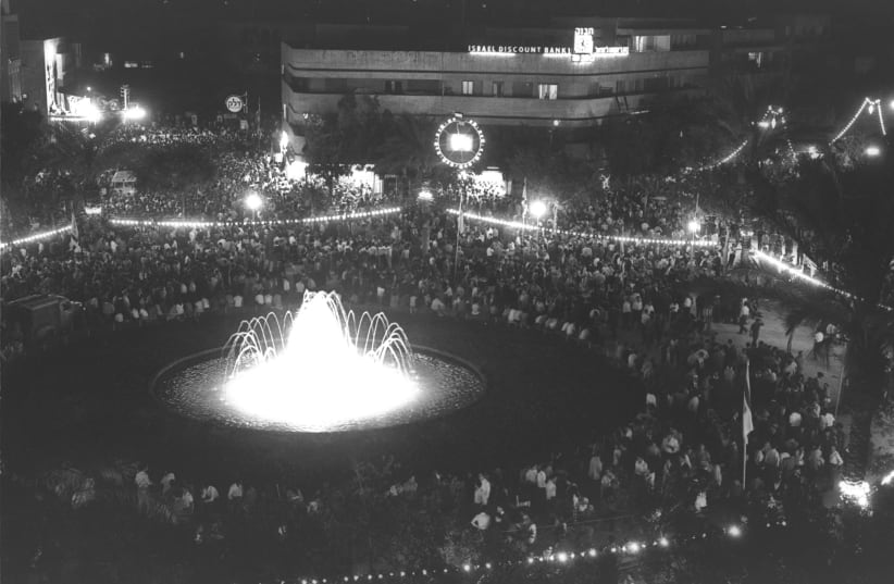Dizengoff Square on the eve of Independence Day 1966. (photo credit: NATIONAL PHOTO ARCHIVE/GPO)