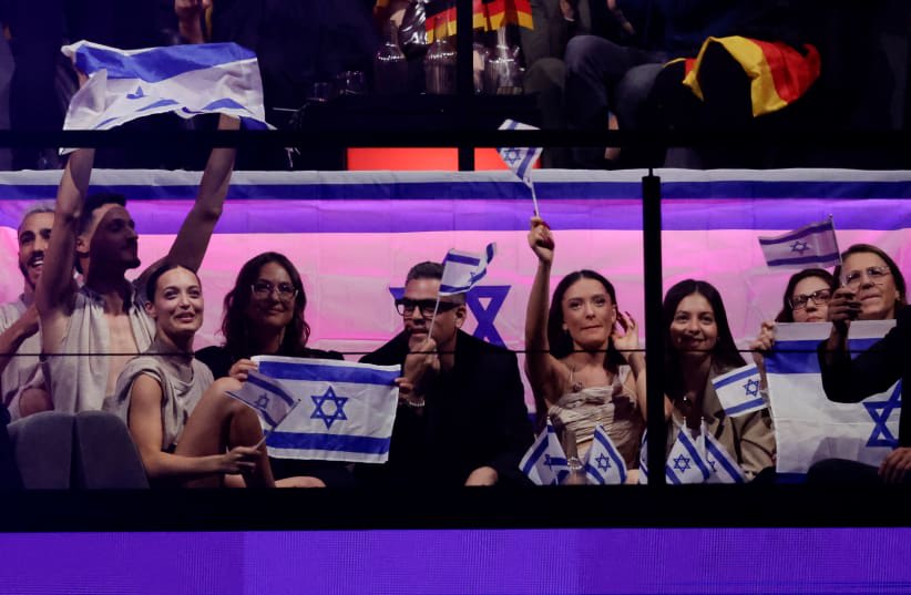  Eden Golan, de Israel, ondea una bandera durante la Gran Final del Festival de Eurovisión 2024, en Malmo, Suecia, el 11 de mayo de 2024. (photo credit: REUTERS/LEONHARD FOEGER)