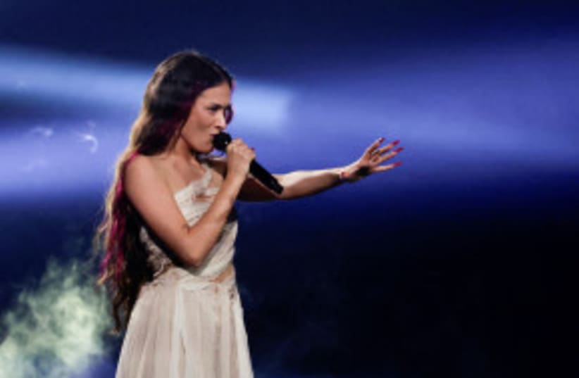 Eden Golan, representando a Israel, interpreta "Hurricane" durante la Gran Final del Festival de Eurovisión 2024, en Malmo, Suecia, el 11 de mayo de 2024. (photo credit: Leonhard Foeger/Reuters)