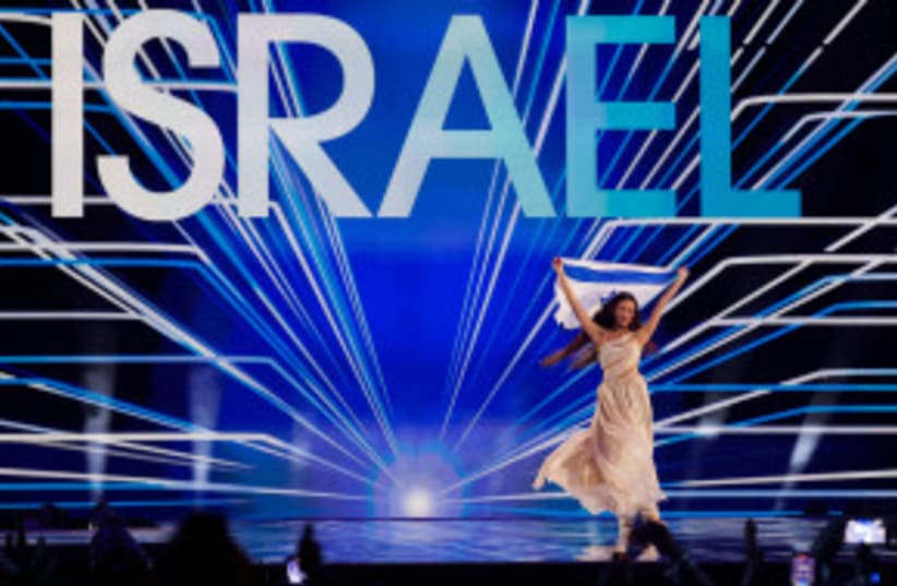 Eden Golan representando a Israel camina por el escenario durante la Gran Final del Festival de Eurovisión 2024, en Malmo, Suecia, el 11 de mayo de 2024. (photo credit: REUTERS/LEONHARD FOEGER)