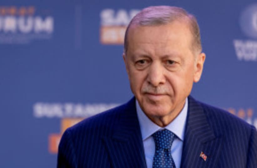  El presidente turco Tayyip Erdogan se dirige a sus partidarios antes de las elecciones locales en Estambul, Turquía, 29 de marzo de 2024. (photo credit: REUTERS/UMIT BEKTAS/FILE PHOTO)