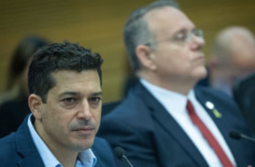  El ministro israelí de Asuntos de la Diáspora, Amichai Chikli, habla en la Comisión de Inmigración, Absorción y Asuntos de la Diáspora en la Knesset, el Parlamento israelí en Jerusalén, el 19 de diciembre de 2023. (photo credit: YONATAN SINDEL/FLASH90)