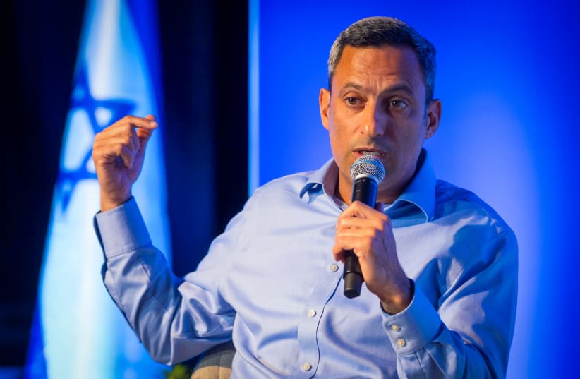  El alcalde de Sderot, Alon Davidi, habla durante una conferencia del periódico israelí "Makor Rishon", en la ciudad de Sderot, en el sur de Israel, el 19 de marzo de 2024. (photo credit: Liron Moldovan/Flash90)