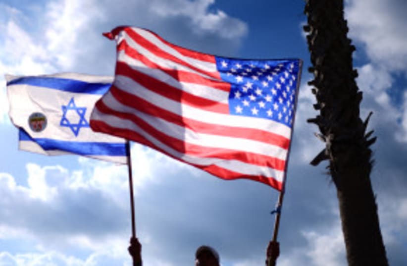  Activistas contra la reforma protestan ante la embajada estadounidense en Tel Aviv, mientras el primer ministro israelí Netanyahu se reúne con el presidente estadounidense Biden, en Nueva York, el 20 de septiembre de 2023. (photo credit: TOMER NEUBERG/FLASH90)