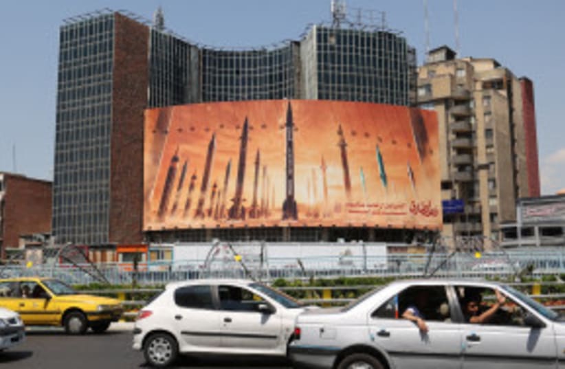 Una valla publicitaria anti-Israel con una imagen de misiles iraníes se ve en una calle de Teherán, Irán 19 de abril 2024. (photo credit: MAJID ASGARIPOUR/WANA (WEST ASIA NEWS AGENCY) VIA REUTERS)