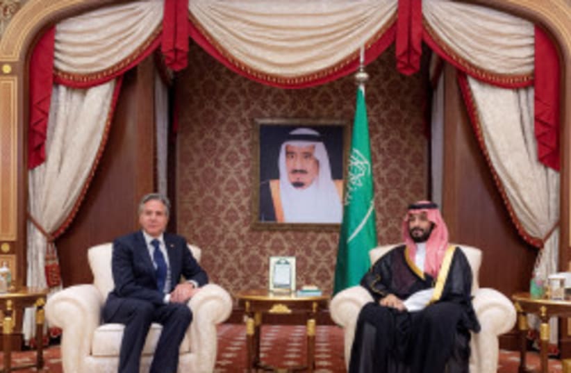  El secretario de Estado estadounidense, Antony Blinken, se reúne con el príncipe heredero saudí, Mohammed bin Salman, en Yeda, Arabia Saudí, el 7 de junio de 2023. (photo credit: Bandar Algaloud/Courtesy Saudi Royal Court/Handout via Reuters)