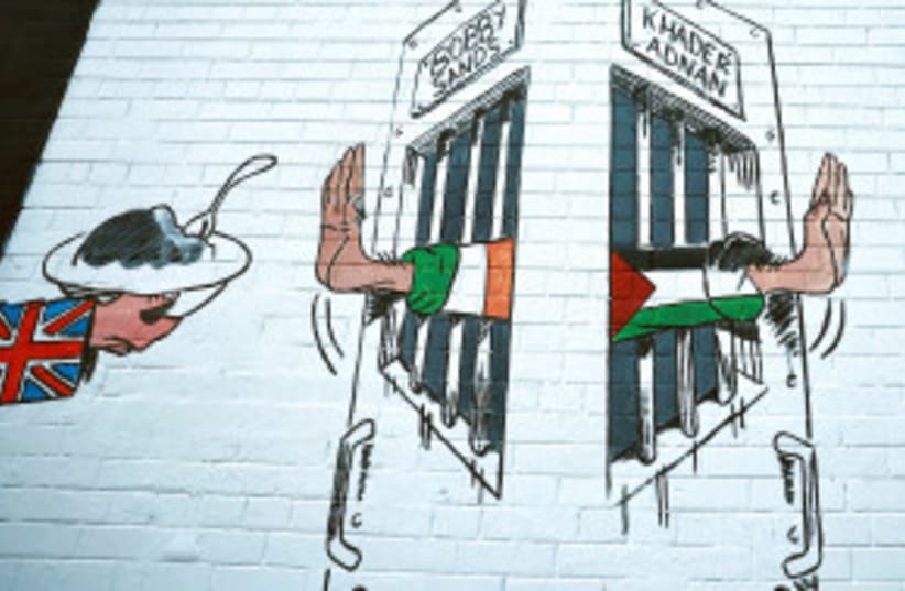  Vista de un mural en solidaridad con los palestinos de Gaza, en medio del actual conflicto entre Israel y Hamás, en la zona nacionalista a lo largo del Muro Internacional en Falls Road en Belfast, Irlanda del Norte, 4 de noviembre de 2023. (photo credit: Clodagh Kilcoyn/Reuters)