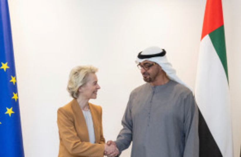  El Jeque Mohamed bin Zayed Al Nahyan, Presidente de los Emiratos Árabes Unidos estrecha la mano de Ursula von der Leyen, Presidenta de la Comisión Europea en Abu Dhabi, Emiratos Árabes Unidos, 7 de septiembre de 2023. (photo credit: VIA REUTERS)