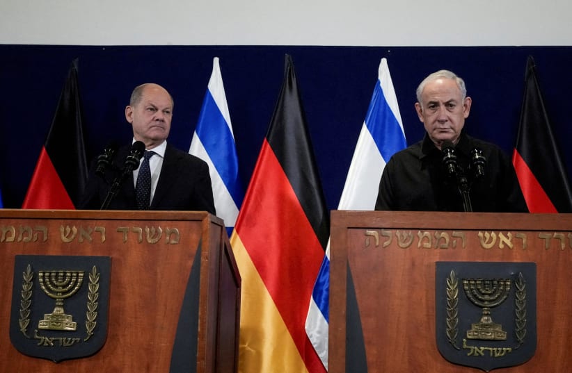 El canciller alemán, Olaf Scholz (izquierda), y el primer ministro israelí, Benjamin Netanyahu, hablan con los medios de comunicación tras su reunión en Tel Aviv, Israel, el martes 17 de octubre de 2023. (photo credit: MAYA ALLERUZZO/REUTERS)
