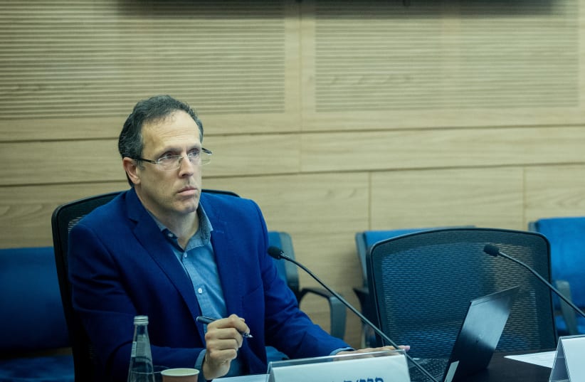  MK Moshe Tur-Paz asiste a la reunión de la Comisión de Educación, Cultura y Deporte en la Knesset, el parlamento israelí en Jerusalén el 16 de abril de 2024. (photo credit: YONATAN SINDEL/FLASH90)