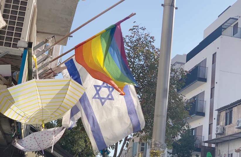  Banderas ISRAELÍES Y DEL ORGULLO ondean orgullosas la una junto a la otra en el barrio Florentin de Tel Aviv. (photo credit: Perri Schwartz)