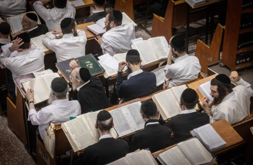  Estudiantes ultraortodoxos en la Yeshiva Ponovitz de Bnei Brak, 27 de febrero de 2024. (photo credit: CHAIM GOLDBEG/FLASH90)