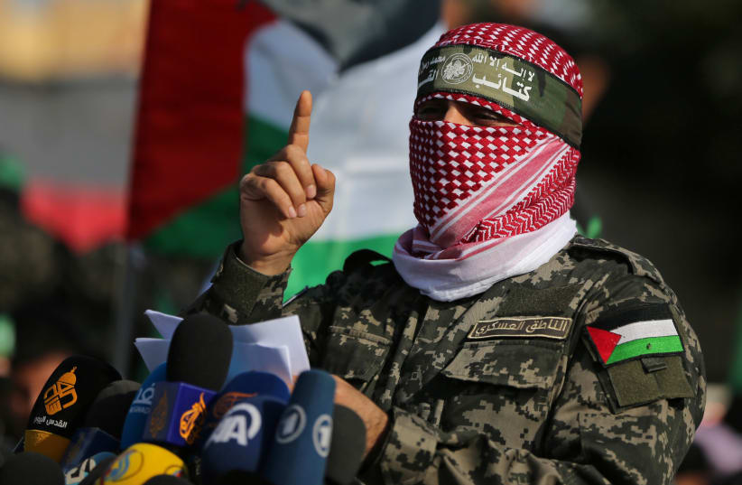  Abu Obaida, el portavoz de las Brigadas Izz el-Deen al-Qassam, gesticula mientras habla durante un espectáculo militar antiisraelí en el sur de la Franja de Gaza el 11 de noviembre de 2019 (photo credit: IBRAHEEM ABU MUSTAFA/REUTERS)