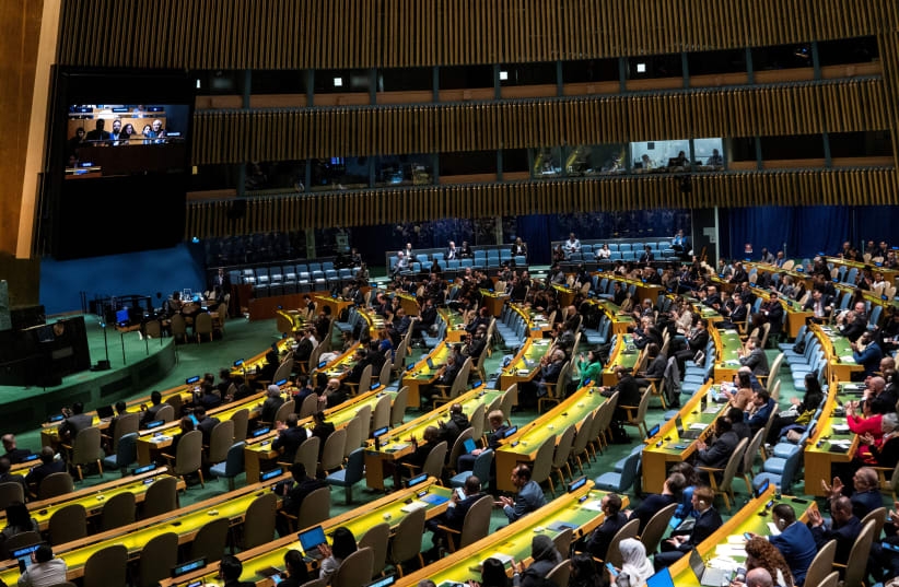  Los delegados reaccionan a la votación de la Asamblea General de la ONU sobre una resolución que reconoce a los palestinos como cualificados para ser miembros plenos de la ONU, en Nueva York, el 10 de mayo de 2024. (photo credit:  REUTERS/Eduardo Munoz/File Photo)