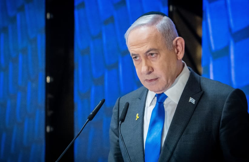  El Primer Ministro Benjamin Netanyahu habla en la ceremonia del Día del Recuerdo en el Monte Herzl. 13 de mayo de 2024. (photo credit: Arie Leib Abrams/Flash90)