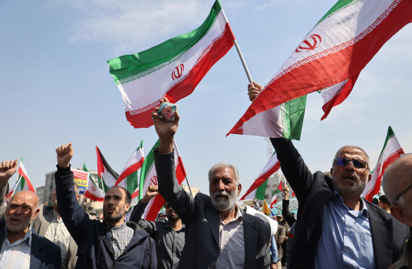  Iraníes corean durante una manifestación contra Israel en Teherán, Irán, 19 de abril de 2024. (photo credit: MAJID ASGARIPOUR/WANA (WEST ASIA NEWS AGENCY) VIA REUTERS)