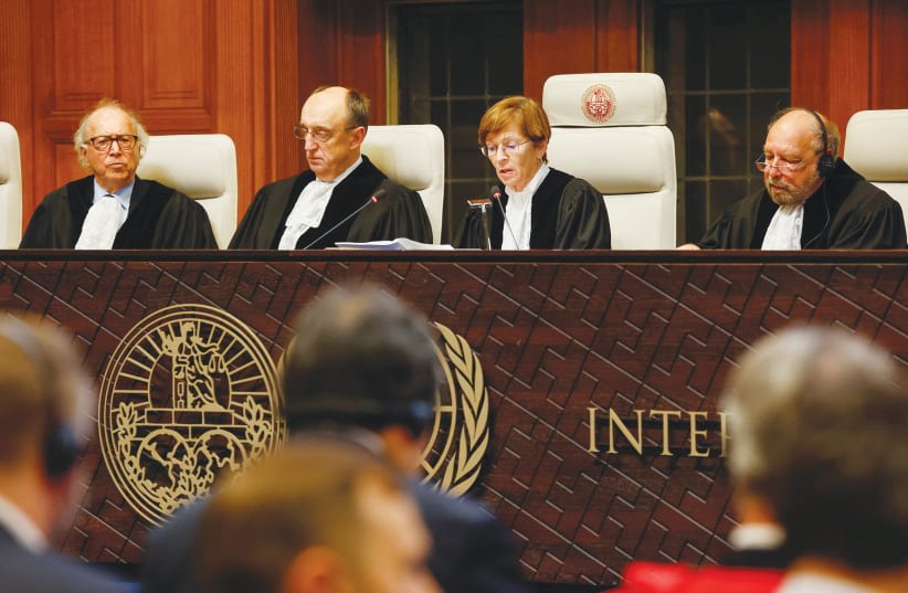 La entonces Presidenta del Tribunal Internacional de Justicia, la Jueza Joan Donoghue, habla durante una vista celebrada en enero. (photo credit: PIROSCHKA VAN DE WOUW/REUTERS)