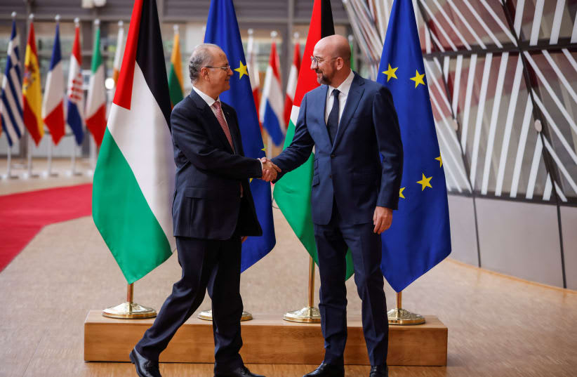  El primer ministro palestino, Mohammad Mustafa, es recibido por el presidente del Consejo Europeo, Charles Michel, en Bruselas, Bélgica, el 26 de mayo de 2024. (photo credit: REUTERS/Johanna Geron)