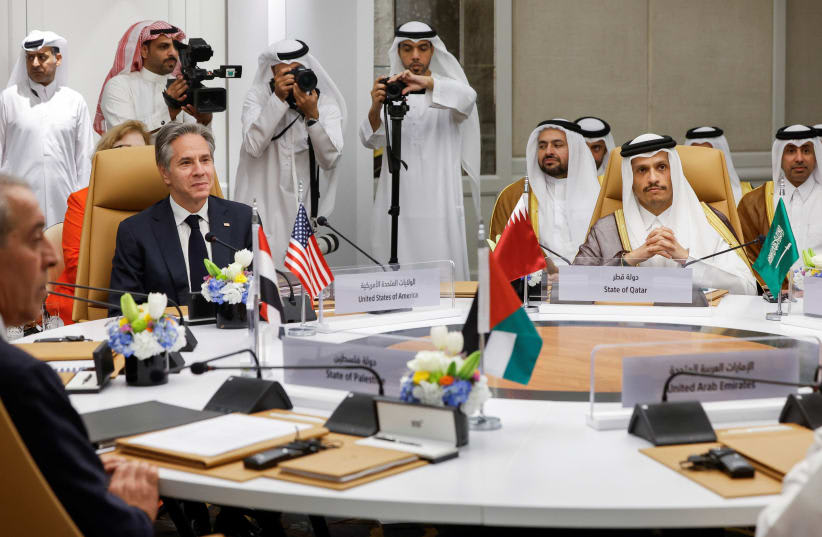  El Secretario de Estado de EE.UU., Antony Blinken, asiste a la Reunión de Estados Unidos y el Quinto Árabe con representantes de Egipto, Jordania, Arabia Saudí, Qatar, Emiratos Árabes Unidos y la Autoridad Palestina, en el Hotel Four Seasons de Riad, Arabia Saudí, el 29 de abril de 2024. (photo credit: REUTERS/EVELYN HOCKSTEIN/POOL)